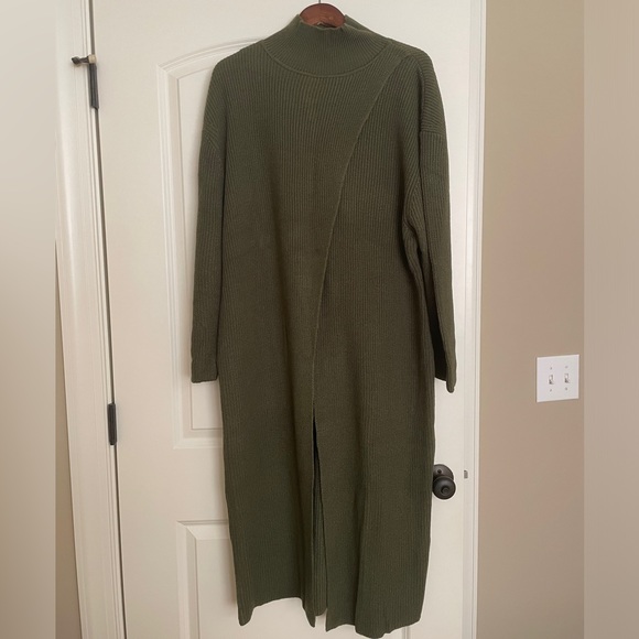 Fashion to Figure Sweater/Dress/Cardigan. Green. Size 2 - Picture 2 of 7